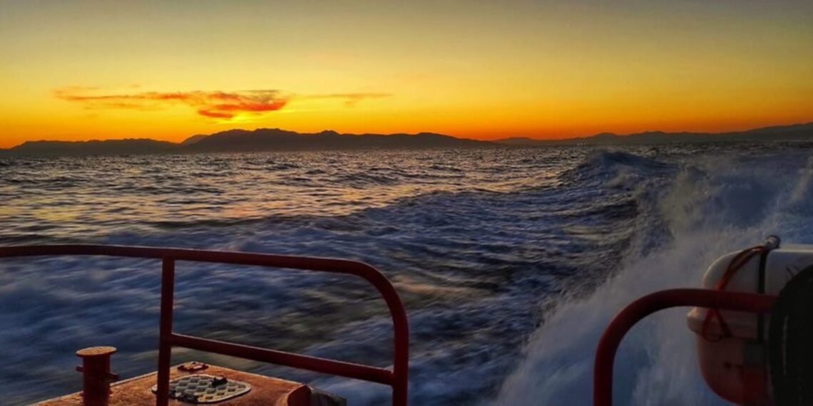 Rescatados dos magrebíes de una moto náutica localizados por un buque mercante a 32 millas de Málaga