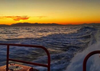 Rescatados dos magrebíes de una moto náutica localizados por un buque mercante a 32 millas de Málaga