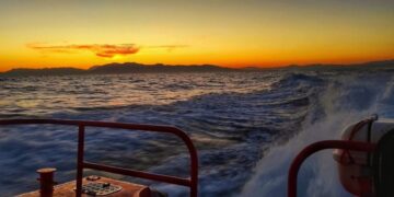 Rescatados dos magrebíes de una moto náutica localizados por un buque mercante a 32 millas de Málaga