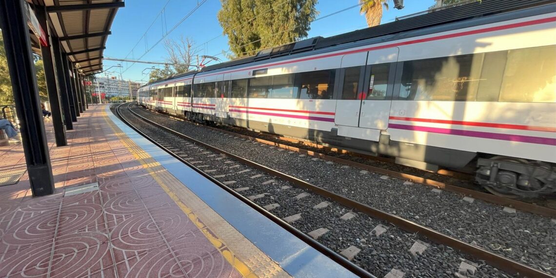 El tren Sevilla-Málaga vuelve a dejar tirados a un centenar de pasajeros por una avería