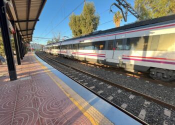 El tren Sevilla-Málaga vuelve a dejar tirados a un centenar de pasajeros por una avería
