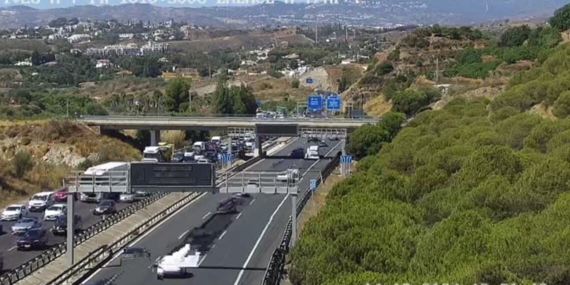 Cerrado el carril derecho de al A-7 en Fuengirola tras un accidente, que está provocando retenciones