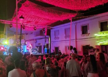 Manilva se embruja en una gran noche repleta de arte