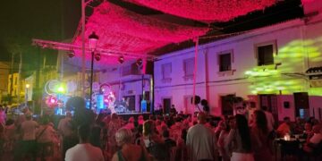 Manilva se embruja en una gran noche repleta de arte