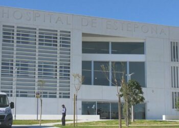 «No tiene sentido que en pleno agosto el Hospital de Estepona cierre sus consultas externas»