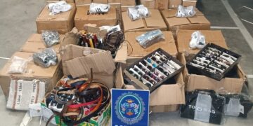 Intervienen en Mijas más de 800 zapatillas, 300 gafas, bolsos y cinturones falsificados