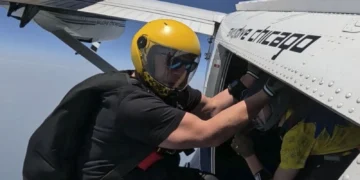 Un vecino de Marbella de 63 años saltará en paracaídas para lanzar un mensaje contra el bullying