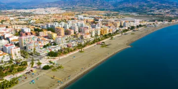 Investigan las causas de la muerte de un anciano ahogado en la playa de Torre del Mar