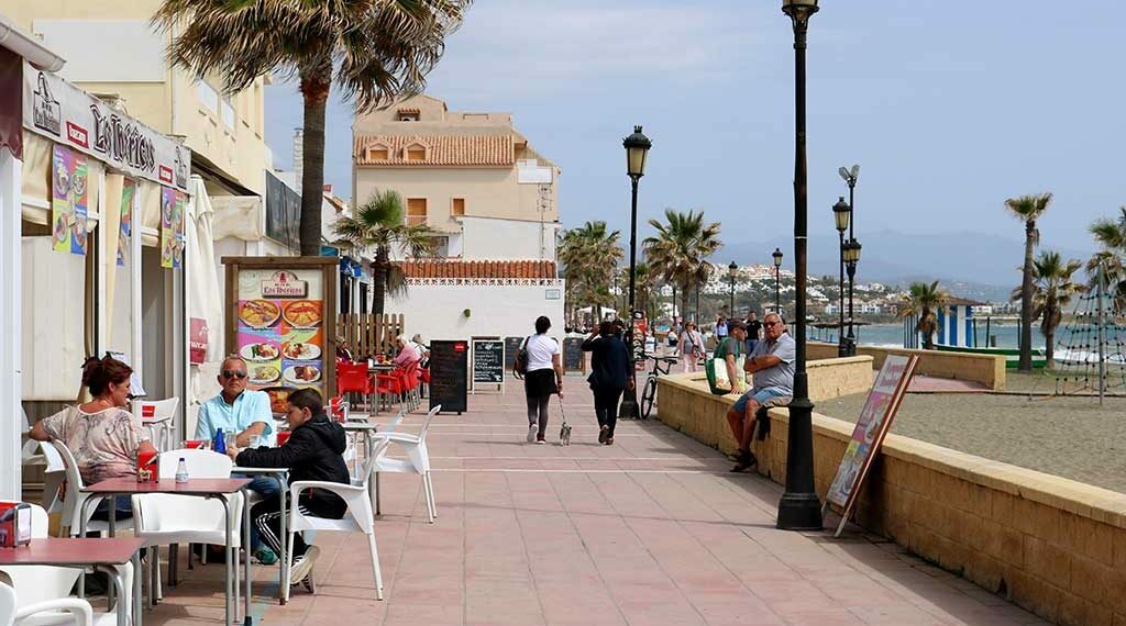 Manilva lidera la bajada del paro en el mes de julio en la Costa del Sol