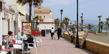 Manilva lidera la bajada del paro en el mes de julio en la Costa del Sol