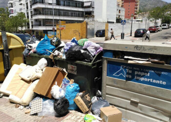 La Policía abre en Marbella 128 expedientes por depositar basura en la vía pública