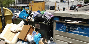 La Policía abre en Marbella 128 expedientes por depositar basura en la vía pública