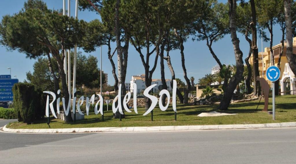 Detenido tras agredir a policías locales de Mijas tras ser interceptado en un coche sin seguro y sin ITV