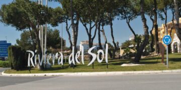 Detenido tras agredir a policías locales de Mijas tras ser interceptado en un coche sin seguro y sin ITV