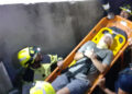 Bomberos rescatan a un joven herido tras quedar atrapado en los bloques de hormigón de la escollera de poniente del puerto de La Bajadilla