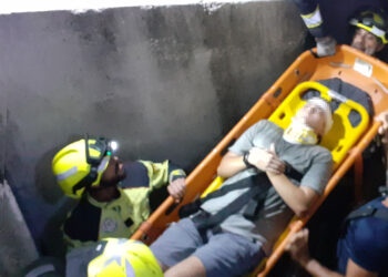 Bomberos rescatan a un joven herido tras quedar atrapado en los bloques de hormigón de la escollera de poniente del puerto de La Bajadilla