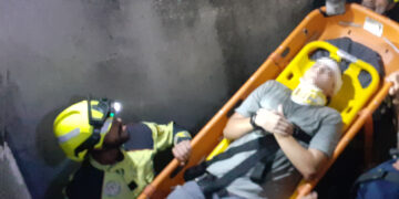 Bomberos rescatan a un joven herido tras quedar atrapado en los bloques de hormigón de la escollera de poniente del puerto de La Bajadilla