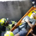 Bomberos rescatan a un joven herido tras quedar atrapado en los bloques de hormigón de la escollera de poniente del puerto de La Bajadilla