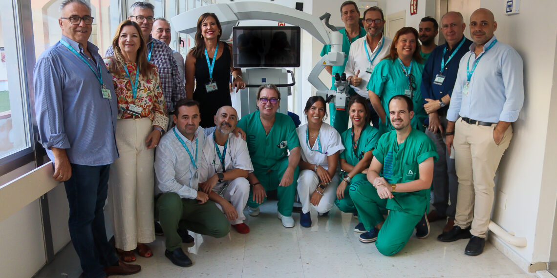 La unidad de cirugía oral y maxilofacial del Hospital Regional de Málaga incorpora un microscopio de alta tecnología
