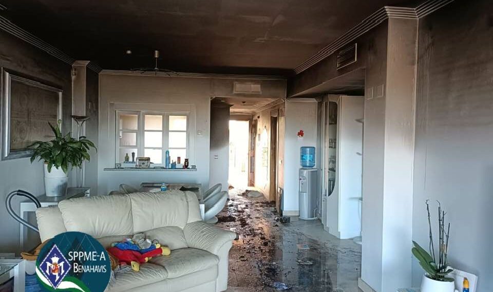 Bomberos y Policía intervienen en el incendio de una vivienda en una urbanización de Benahavís