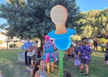 Inaugurados en Manilva el árbol de los chupetes y el buzón del Ratón Pérez