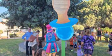 Inaugurados en Manilva el árbol de los chupetes y el buzón del Ratón Pérez