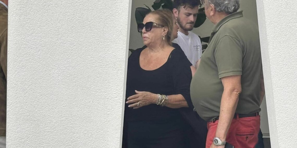 Familia y amigos despiden a Julián Muñoz en la intimidad en el cementerio de San Bernabé de Marbella