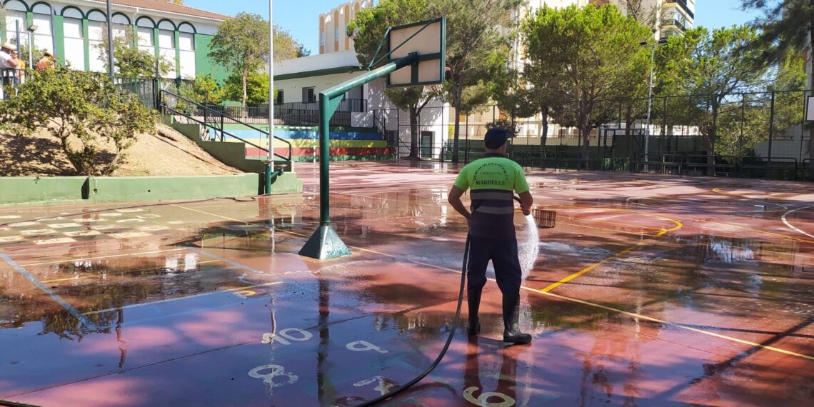 Marbella pone en marcha un dispositivo especial de limpieza de los colegios por el inicio del curso escolaqr