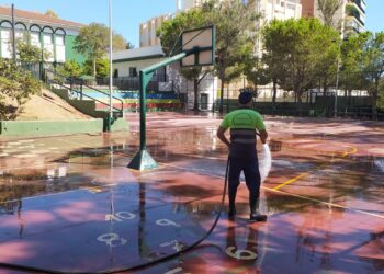 Marbella pone en marcha un dispositivo especial de limpieza de los colegios por el inicio del curso escolaqr