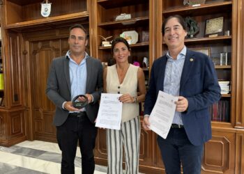 El Ayuntamiento de Mijas y el Colegio Oficial de Veterinarios de Málaga firman la creación del registro municipal de animales de compañía