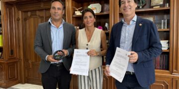 El Ayuntamiento de Mijas y el Colegio Oficial de Veterinarios de Málaga firman la creación del registro municipal de animales de compañía