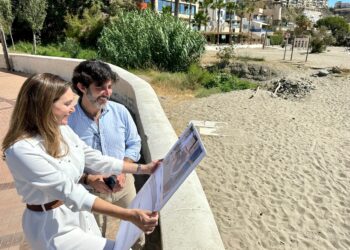 Ultiman la colocación de la pasarela que unirá a Fuengirola y Benalmádena en la zona de Carvajal