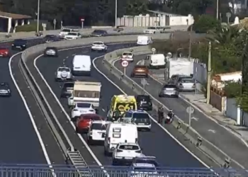 Un motorista herido tras una colisión con un vehículo en la A-7 a la altura de La Cala de Mijas