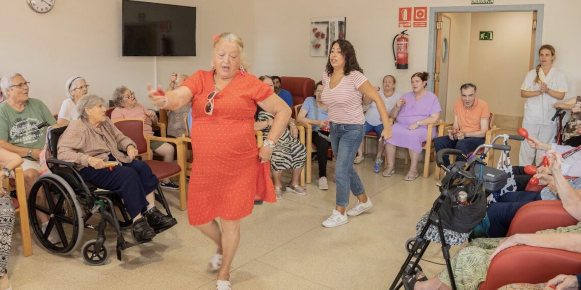 El Ayuntamiento de Estepona lleva la música y el cante en vivo a las residencias de mayores por el Día del Alzheimer