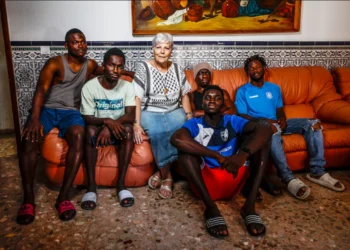 Emilia, la jubilada que convirtió su pueblo en un refugio para jóvenes migrantes