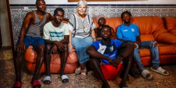 Emilia, la jubilada que convirtió su pueblo en un refugio para jóvenes migrantes