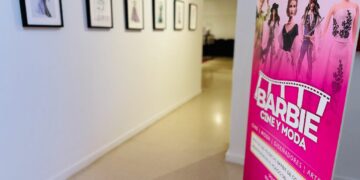 La alcaldesa de Fuengirola, Ana Mula, inaugura en el Museo de la Ciudad la exposición ‘Barbie: Cine, Moda y Arte’