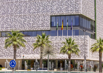 El Ayuntamiento de Estepona, a la caza de irregularidades en veladores y terrazas de los negocios del municipio