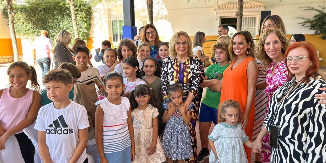 Ana Mula destaca la “excelente coordinación” entre Ayuntamiento y comunidad educativa de Fuengirola en la inauguración del curso escolar