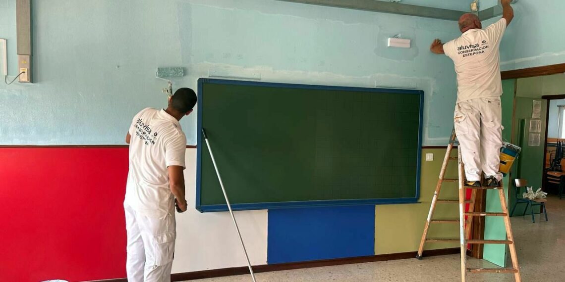 Estepona ejecuta más de medio centenar de actuaciones de mejora en centros educativos durante el periodo estival