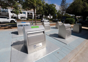 Concluye la instalación de  seis islas ecológicas en el bulevar Ashmawi en Marbella