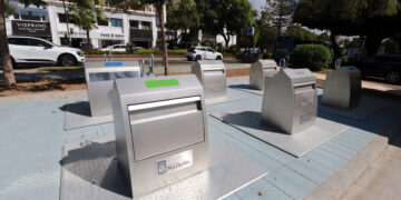 Concluye la instalación de  seis islas ecológicas en el bulevar Ashmawi en Marbella