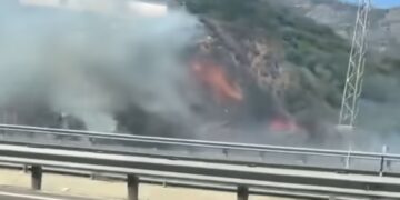 Incendio de cuneta en la intersección de la AP-7 y la A-7 en el término municipal de Mijas