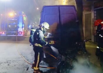 Bomberos  intervienen en un incendio en la Avenida de Mijas en Fuengirola