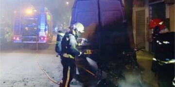 Bomberos  intervienen en un incendio en la Avenida de Mijas en Fuengirola