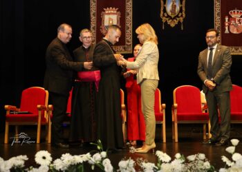 La alcaldesa respalda el pregón de la Coronación de la Virgen del Carmen, a cargo del sacerdote Rafael Vázquez