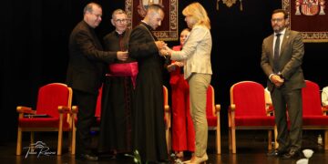 La alcaldesa respalda el pregón de la Coronación de la Virgen del Carmen, a cargo del sacerdote Rafael Vázquez