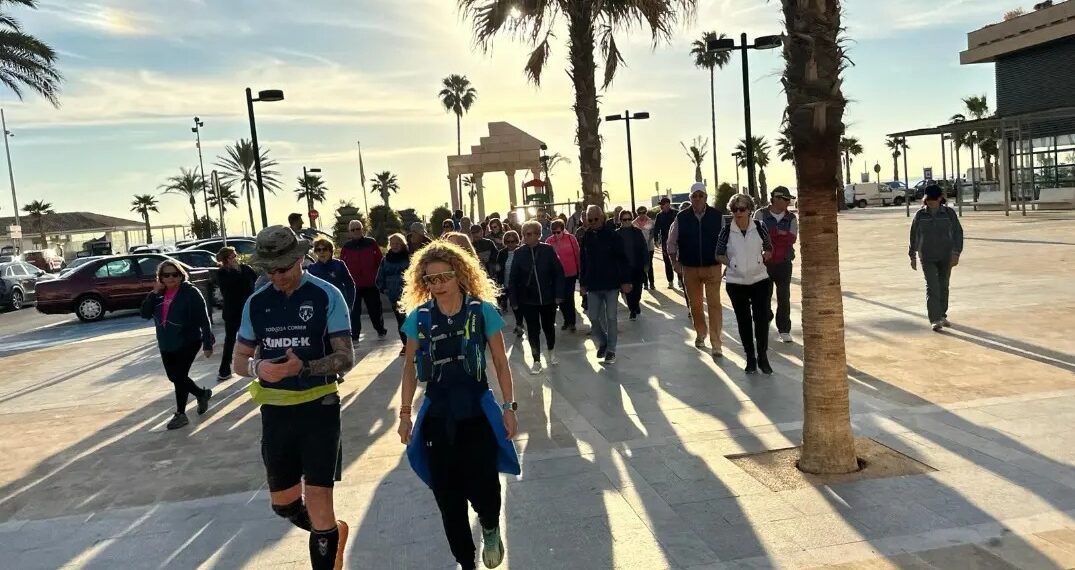 Fuengirola fomenta la actividad al aire libre entre las personas mayores con una nueva ruta de senderismo