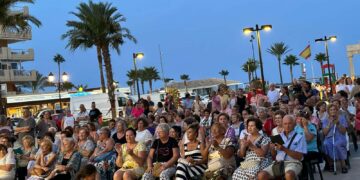 Los guateques al aire libre organizados por el Área de Tercera Edad de Fuengirola para despedir el verano han congregado a más de 1.300 personas