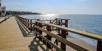 El Ayuntamiento acomete la reparación y refuerzo de un muro del corredor litoral afectado por los efectos de los temporales